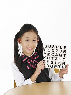 포토 JPG 스튜디오촬영 문자 기호 알파벳 여자 초등학생 어린이 포즈 놀이 실내 표정 한명 누끼 사람 동양인 소녀 상반신 세로 장난감 한국인 게임 레고 여자만 여자한명만 어린이만 소녀만 소녀한명만 국내포토 1 학생 영어 인종 내부 파일형식