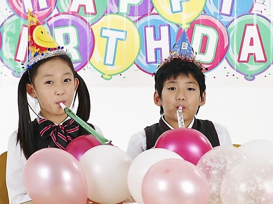 포토 JPG 스튜디오촬영 모자 여자 남자 초등학생 어린이 포즈 실내 표정 사람 동양인 소녀 이벤트 소년 상반신 두명 가로 고깔모자 한국인 생일파티 생일 풍선 어린이만 국내포토 모자_잡화 학생 잡화 기념일 인종 내부 파일형식
