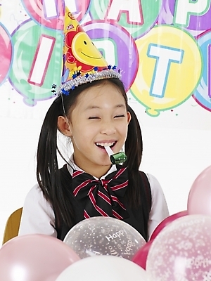 포토 JPG 스튜디오촬영 모자 여자 초등학생 어린이 포즈 실내 표정 한명 사람 동양인 소녀 이벤트 상반신 세로 고깔모자 한국인 생일파티 생일 풍선 여자만 여자한명만 어린이만 소녀만 소녀한명만 국내포토 모자_잡화 1 학생 잡화 기념일 인종 내부 파일형식