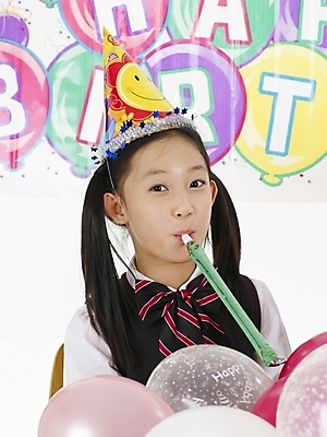 포토 JPG 스튜디오촬영 모자 여자 초등학생 어린이 포즈 실내 표정 한명 사람 동양인 소녀 이벤트 상반신 세로 고깔모자 한국인 생일파티 생일 풍선 여자만 여자한명만 어린이만 소녀만 소녀한명만 국내포토 모자_잡화 1 학생 잡화 기념일 인종 내부 파일형식