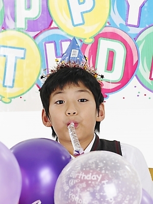 포토 JPG 스튜디오촬영 모자 남자 초등학생 어린이 포즈 실내 표정 한명 사람 동양인 이벤트 소년 상반신 세로 고깔모자 한국인 생일파티 생일 풍선 남자만 남자한명만 어린이만 소년만 소년한명만 국내포토 모자_잡화 1 학생 잡화 기념일 인종 내부 파일형식