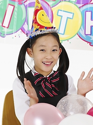 포토 JPG 스튜디오촬영 모자 여자 초등학생 어린이 포즈 실내 표정 한명 사람 동양인 소녀 이벤트 상반신 세로 고깔모자 한국인 생일파티 생일 풍선 여자만 여자한명만 어린이만 소녀만 소녀한명만 국내포토 모자_잡화 1 학생 잡화 기념일 인종 내부 파일형식