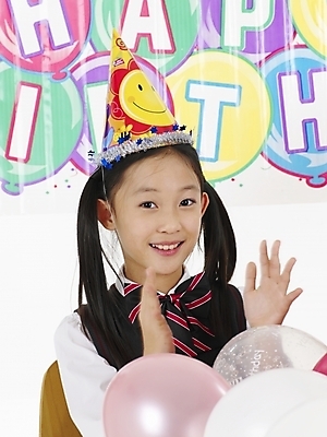 포토 JPG 스튜디오촬영 모자 여자 초등학생 어린이 포즈 실내 표정 한명 사람 동양인 소녀 이벤트 근접촬영 상반신 세로 고깔모자 한국인 생일 풍선 손뼉치기 여자만 여자한명만 어린이만 소녀만 소녀한명만 국내포토 모자_잡화 1 학생 잡화 기념일 뷰포인트 모션 인종 내부 파일형식