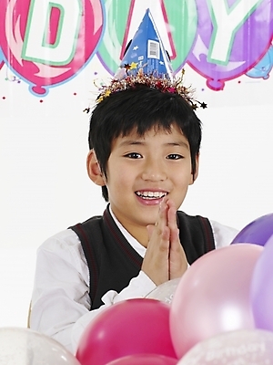 포토 JPG 스튜디오촬영 모자 남자 초등학생 어린이 포즈 실내 표정 한명 사람 동양인 이벤트 소년 상반신 세로 고깔모자 한국인 생일파티 생일 풍선 남자만 남자한명만 어린이만 소년만 소년한명만 국내포토 모자_잡화 1 학생 잡화 기념일 인종 내부 파일형식