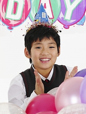 포토 JPG 스튜디오촬영 모자 남자 초등학생 어린이 포즈 실내 표정 한명 사람 동양인 이벤트 근접촬영 소년 상반신 세로 고깔모자 한국인 생일 박수 풍선 손뼉치기 남자만 남자한명만 어린이만 소년만 소년한명만 국내포토 모자_잡화 1 학생 잡화 기념일 뷰포인트 모션 인종 손짓 내부 파일형식