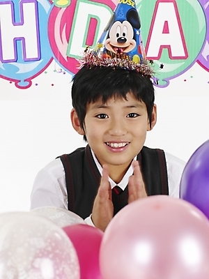 포토 JPG 스튜디오촬영 모자 남자 초등학생 어린이 포즈 실내 표정 한명 사람 동양인 이벤트 소년 상반신 세로 고깔모자 한국인 생일파티 생일 풍선 남자만 남자한명만 어린이만 소년만 소년한명만 국내포토 모자_잡화 1 학생 잡화 기념일 인종 내부 파일형식