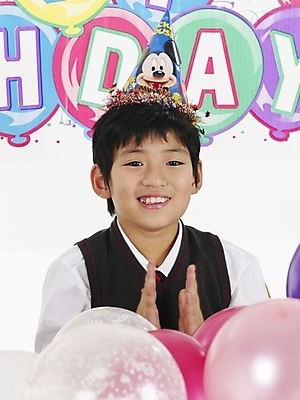 포토 JPG 스튜디오촬영 모자 남자 초등학생 어린이 포즈 실내 표정 한명 사람 동양인 이벤트 소년 상반신 세로 고깔모자 한국인 생일파티 생일 풍선 남자만 남자한명만 어린이만 소년만 소년한명만 국내포토 모자_잡화 1 학생 잡화 기념일 인종 내부 파일형식