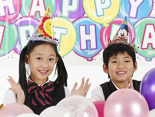 포토 JPG 스튜디오촬영 모자 여자 남자 초등학생 어린이 포즈 실내 표정 사람 동양인 소녀 이벤트 소년 상반신 두명 가로 고깔모자 한국인 생일파티 생일 풍선 어린이만 국내포토 모자_잡화 학생 잡화 기념일 인종 내부 파일형식