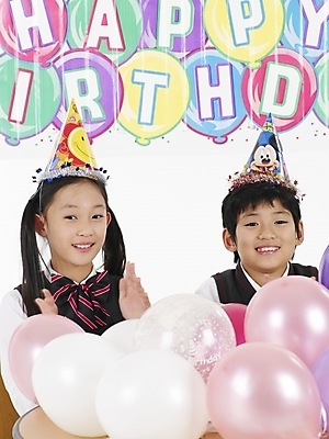 포토 JPG 스튜디오촬영 모자 여자 남자 초등학생 어린이 포즈 실내 표정 사람 동양인 소녀 이벤트 소년 상반신 두명 세로 고깔모자 한국인 생일파티 생일 풍선 어린이만 국내포토 모자_잡화 학생 잡화 기념일 인종 내부 파일형식