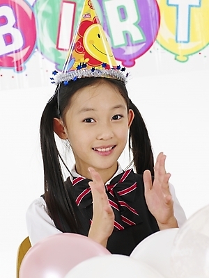 포토 JPG 스튜디오촬영 모자 여자 초등학생 어린이 포즈 실내 표정 한명 사람 동양인 소녀 이벤트 상반신 세로 고깔모자 한국인 생일파티 생일 풍선 여자만 여자한명만 어린이만 소녀만 소녀한명만 국내포토 모자_잡화 1 학생 잡화 기념일 인종 내부 파일형식