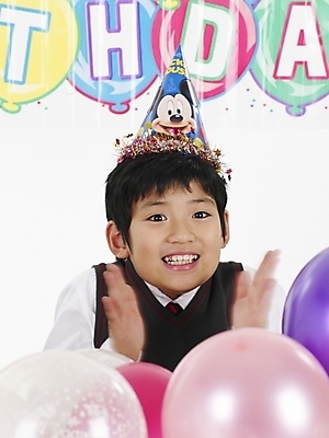 포토 JPG 스튜디오촬영 모자 남자 초등학생 어린이 포즈 실내 표정 한명 사람 동양인 이벤트 소년 상반신 세로 고깔모자 한국인 생일파티 생일 풍선 남자만 남자한명만 어린이만 소년만 소년한명만 국내포토 모자_잡화 1 학생 잡화 기념일 인종 내부 파일형식