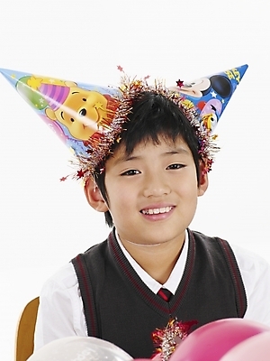 포토 JPG 스튜디오촬영 모자 남자 초등학생 어린이 포즈 실내 표정 한명 사람 동양인 이벤트 근접촬영 소년 상반신 세로 고깔모자 한국인 생일 풍선 남자만 남자한명만 어린이만 소년만 소년한명만 국내포토 모자_잡화 1 학생 잡화 기념일 뷰포인트 인종 내부 파일형식