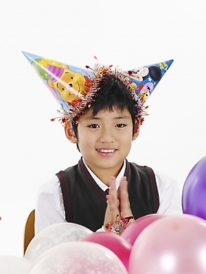 포토 JPG 스튜디오촬영 모자 남자 초등학생 어린이 포즈 실내 표정 한명 사람 동양인 이벤트 소년 상반신 세로 고깔모자 한국인 생일파티 생일 풍선 남자만 남자한명만 어린이만 소년만 소년한명만 국내포토 모자_잡화 1 학생 잡화 기념일 인종 내부 파일형식