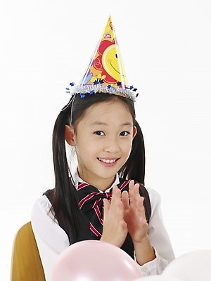 포토 JPG 스튜디오촬영 모자 여자 초등학생 어린이 포즈 실내 표정 한명 사람 동양인 소녀 이벤트 상반신 세로 고깔모자 한국인 생일파티 생일 풍선 여자만 여자한명만 어린이만 소녀만 소녀한명만 국내포토 모자_잡화 1 학생 잡화 기념일 인종 내부 파일형식