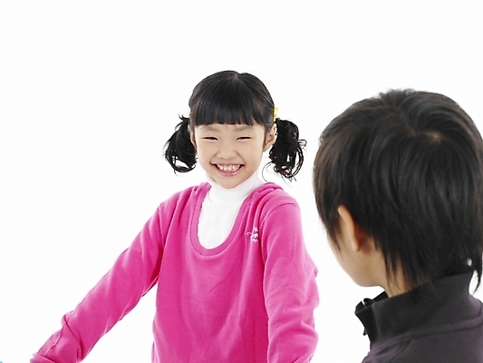 포토 JPG 스튜디오촬영 전신 여자 남자 초등학생 어린이 분홍색 포즈 실내 표정 미소 웃음 사람 동양인 소녀 소년 두명 가로 운동복 검은색 한국인 어린이만 국내포토 학생 옷 컬러 인종 내부 파일형식