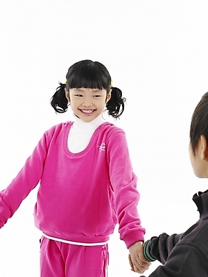 포토 JPG 스튜디오촬영 여자 남자 초등학생 어린이 분홍색 포즈 실내 표정 미소 웃음 사람 동양인 소녀 소년 두명 세로 운동복 검은색 한국인 어린이만 국내포토 학생 옷 컬러 인종 내부 파일형식