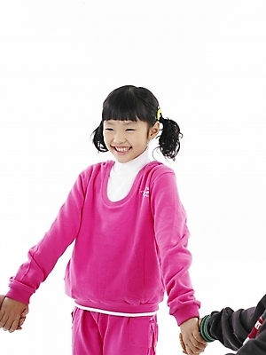 포토 JPG 스튜디오촬영 여자 초등학생 어린이 분홍색 포즈 실내 표정 한명 미소 사람 동양인 소녀 세로 운동복 한국인 여자만 여자한명만 어린이만 소녀만 소녀한명만 국내포토 1 학생 옷 컬러 인종 내부 파일형식