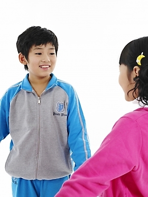 포토 JPG 스튜디오촬영 여자 남자 초등학생 어린이 분홍색 포즈 하늘색 실내 표정 미소 웃음 사람 동양인 소녀 소년 두명 세로 친구 운동복 한국인 어린이만 국내포토 학생 옷 컬러 관계 인종 내부 파란색 파일형식