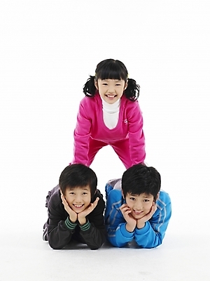 포토 JPG 스튜디오촬영 전신 여자 남자 초등학생 어린이 분홍색 포즈 하늘색 실내 표정 누끼 사람 동양인 소녀 소년 세로 세명 친구 운동복 검은색 한국인 인간탑쌓기 어린이만 국내포토 학생 옷 컬러 관계 모션 인종 내부 파란색 파일형식