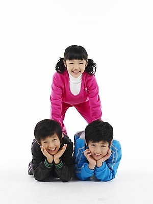 포토 JPG 스튜디오촬영 전신 여자 남자 초등학생 어린이 분홍색 포즈 하늘색 실내 표정 누끼 사람 동양인 소녀 소년 세로 세명 친구 운동복 검은색 한국인 인간탑쌓기 어린이만 국내포토 학생 옷 컬러 관계 모션 인종 내부 파란색 파일형식