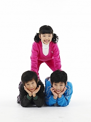 포토 JPG 스튜디오촬영 전신 여자 남자 초등학생 어린이 분홍색 포즈 하늘색 실내 표정 누끼 사람 동양인 소녀 소년 세로 세명 친구 운동복 검은색 한국인 인간탑쌓기 어린이만 국내포토 학생 옷 컬러 관계 모션 인종 내부 파란색 파일형식