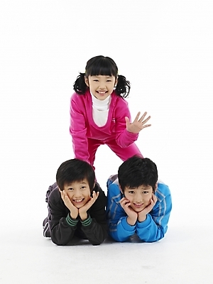 포토 JPG 스튜디오촬영 전신 여자 남자 초등학생 어린이 분홍색 포즈 하늘색 실내 표정 누끼 사람 동양인 소녀 소년 세로 세명 친구 운동복 검은색 한국인 인간탑쌓기 어린이만 국내포토 학생 옷 컬러 관계 모션 인종 내부 파란색 파일형식