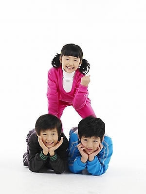 포토 JPG 스튜디오촬영 전신 여자 남자 초등학생 어린이 분홍색 포즈 하늘색 실내 표정 누끼 사람 동양인 소녀 소년 세로 세명 운동복 검은색 한국인 인간탑쌓기 어린이만 국내포토 학생 옷 컬러 모션 인종 내부 파란색 파일형식