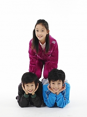 포토 JPG 스튜디오촬영 전신 여자 남자 초등학생 어린이 분홍색 포즈 하늘색 실내 표정 누끼 사람 동양인 소녀 소년 세로 세명 친구 운동복 검은색 한국인 인간탑쌓기 어린이만 국내포토 학생 옷 컬러 관계 모션 인종 내부 파란색 파일형식