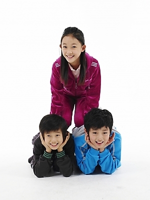포토 JPG 스튜디오촬영 전신 여자 남자 초등학생 어린이 분홍색 포즈 하늘색 실내 표정 누끼 사람 동양인 소녀 소년 세로 세명 친구 운동복 검은색 한국인 인간탑쌓기 어린이만 국내포토 학생 옷 컬러 관계 모션 인종 내부 파란색 파일형식
