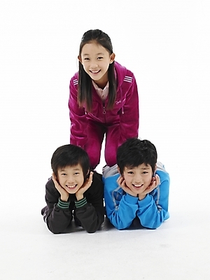 포토 JPG 스튜디오촬영 전신 여자 남자 초등학생 어린이 분홍색 포즈 하늘색 실내 표정 누끼 사람 동양인 소녀 소년 세로 세명 친구 운동복 검은색 한국인 인간탑쌓기 어린이만 국내포토 학생 옷 컬러 관계 모션 인종 내부 파란색 파일형식