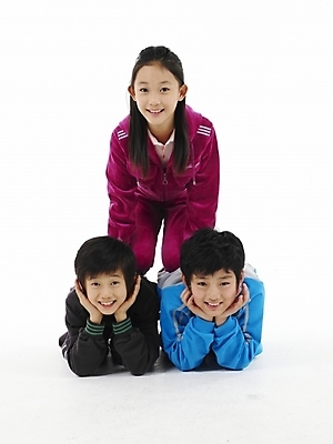 포토 JPG 스튜디오촬영 전신 여자 남자 초등학생 어린이 분홍색 포즈 하늘색 실내 표정 누끼 사람 동양인 소녀 소년 세로 세명 운동복 검은색 한국인 인간탑쌓기 어린이만 국내포토 학생 옷 컬러 모션 인종 내부 파란색 파일형식