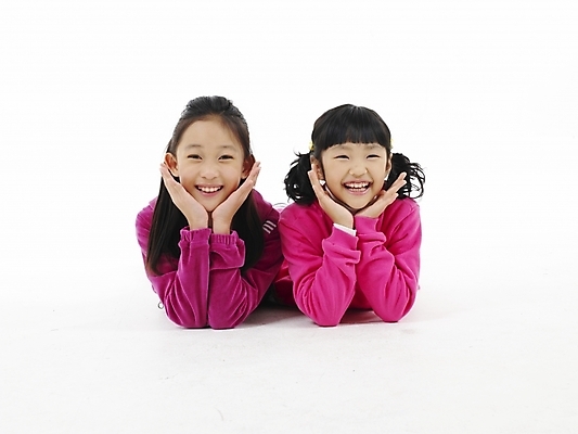 포토 JPG 스튜디오촬영 전신 여자 초등학생 어린이 엎드리기 분홍색 포즈 실내 표정 미소 웃음 누끼 사람 동양인 손짓 소녀 두명 가로 친구 운동복 한국인 여자만 어린이만 소녀만 국내포토 학생 옷 컬러 관계 모션 인종 내부 파일형식