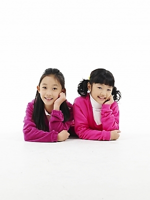 포토 JPG 스튜디오촬영 전신 여자 초등학생 어린이 엎드리기 분홍색 포즈 실내 표정 미소 웃음 누끼 사람 동양인 손짓 소녀 두명 세로 친구 운동복 한국인 여자만 어린이만 소녀만 국내포토 학생 옷 컬러 관계 모션 인종 내부 파일형식