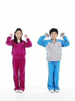 포토 JPG 스튜디오촬영 전신 여자 남자 초등학생 어린이 포즈 하늘색 실내 표정 누끼 사람 동양인 소녀 소년 두명 세로 운동복 한국인 줄넘기 어린이만 국내포토 학생 옷 인종 내부 파란색 운동 파일형식