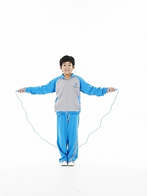 포토 JPG 스튜디오촬영 전신 남자 초등학생 어린이 포즈 하늘색 실내 표정 한명 누끼 사람 동양인 소년 세로 운동복 운동 한국인 줄넘기 남자만 남자한명만 어린이만 소년만 소년한명만 국내포토 1 학생 옷 건강 인종 파란색 파일형식