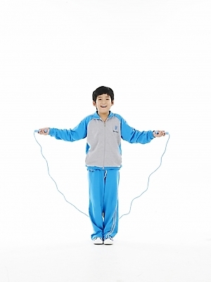 포토 JPG 스튜디오촬영 전신 남자 초등학생 어린이 포즈 하늘색 실내 표정 한명 누끼 사람 동양인 소년 세로 운동복 운동 한국인 줄넘기 남자만 남자한명만 어린이만 소년만 소년한명만 국내포토 1 학생 옷 건강 인종 내부 파란색 파일형식