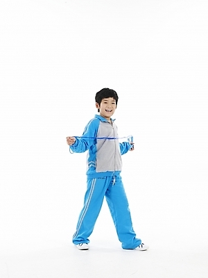 포토 JPG 스튜디오촬영 전신 남자 초등학생 어린이 포즈 하늘색 실내 표정 한명 누끼 사람 동양인 소년 세로 운동복 한국인 줄넘기 남자만 남자한명만 어린이만 소년만 소년한명만 국내포토 1 학생 옷 인종 내부 파란색 운동 파일형식