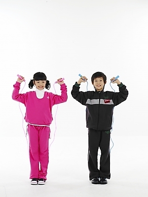 포토 JPG 스튜디오촬영 전신 여자 남자 초등학생 어린이 분홍색 포즈 실내 표정 누끼 사람 동양인 소녀 소년 두명 세로 친구 운동복 운동 검은색 한국인 줄넘기 어린이만 국내포토 학생 옷 컬러 관계 건강 인종 내부 파일형식