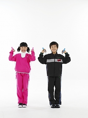 포토 JPG 스튜디오촬영 전신 여자 남자 초등학생 어린이 분홍색 포즈 실내 표정 누끼 사람 동양인 소녀 소년 두명 세로 친구 운동복 운동 검은색 한국인 줄넘기 어린이만 국내포토 학생 옷 컬러 관계 건강 인종 내부 파일형식