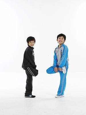 포토 JPG 스튜디오촬영 전신 남자 초등학생 어린이 포즈 하늘색 실내 표정 누끼 사람 동양인 소년 두명 세로 운동복 검은색 한국인 닭싸움 남자만 어린이만 소년만 국내포토 학생 옷 컬러 인종 내부 파란색 싸움 파일형식