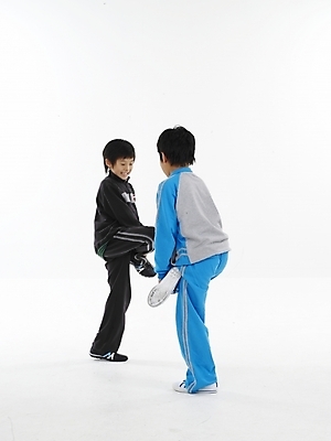 포토 JPG 스튜디오촬영 전신 남자 초등학생 어린이 포즈 하늘색 실내 표정 누끼 사람 동양인 소년 두명 세로 운동복 검은색 한국인 닭싸움 남자만 어린이만 소년만 국내포토 학생 옷 컬러 인종 내부 파란색 싸움 파일형식