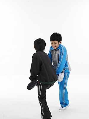 포토 JPG 스튜디오촬영 전신 남자 초등학생 어린이 포즈 하늘색 실내 표정 사람 동양인 소년 두명 세로 운동복 검은색 한국인 닭싸움 남자만 어린이만 소년만 국내포토 학생 옷 컬러 인종 내부 파란색 싸움 파일형식