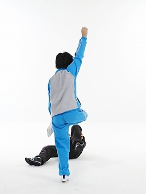 포토 JPG 스튜디오촬영 전신 남자 초등학생 어린이 포즈 하늘색 실내 표정 누끼 사람 동양인 소년 두명 뒷모습 세로 운동복 검은색 한국인 우승 닭싸움 넘어짐 남자만 어린이만 소년만 국내포토 학생 옷 뷰포인트 컬러 모션 인종 내부 파란색 최고 싸움 파일형식