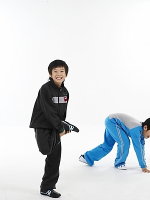 포토 JPG 스튜디오촬영 전신 남자 초등학생 어린이 포즈 하늘색 실내 표정 사람 동양인 소년 두명 세로 운동복 검은색 한국인 닭싸움 남자만 어린이만 소년만 국내포토 학생 옷 컬러 인종 내부 파란색 싸움 파일형식