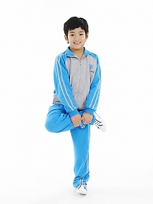 포토 JPG 스튜디오촬영 전신 남자 초등학생 어린이 포즈 하늘색 실내 표정 한명 누끼 사람 동양인 소년 세로 운동복 한국인 닭싸움 남자만 남자한명만 어린이만 소년만 소년한명만 국내포토 1 학생 옷 인종 내부 파란색 싸움 파일형식
