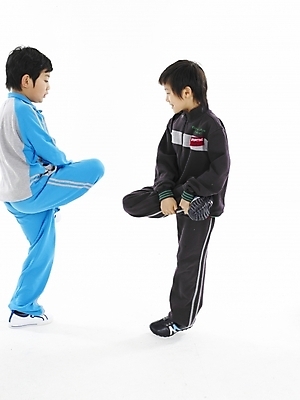 포토 JPG 스튜디오촬영 전신 남자 초등학생 어린이 포즈 하늘색 실내 표정 누끼 사람 동양인 소년 두명 세로 운동복 검은색 한국인 닭싸움 남자만 어린이만 소년만 국내포토 학생 옷 컬러 인종 내부 파란색 싸움 파일형식