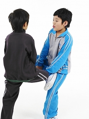 포토 JPG 스튜디오촬영 전신 남자 초등학생 어린이 포즈 하늘색 실내 표정 사람 동양인 소년 두명 세로 운동복 검은색 한국인 닭싸움 남자만 어린이만 소년만 국내포토 학생 옷 컬러 인종 내부 파란색 싸움 파일형식