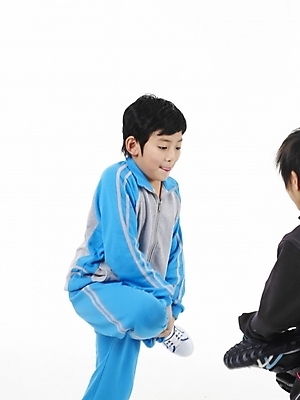 포토 JPG 스튜디오촬영 전신 남자 초등학생 어린이 포즈 하늘색 실내 표정 사람 동양인 소년 두명 세로 운동복 검은색 한국인 닭싸움 남자만 어린이만 소년만 국내포토 학생 옷 컬러 인종 내부 파란색 싸움 파일형식