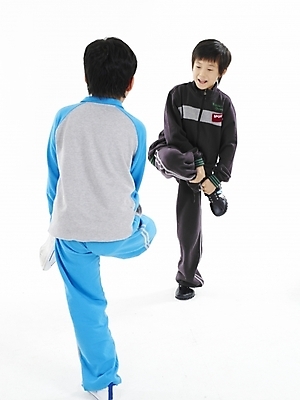 포토 JPG 스튜디오촬영 전신 남자 초등학생 어린이 포즈 하늘색 실내 표정 사람 동양인 소년 두명 세로 운동복 검은색 한국인 닭싸움 남자만 어린이만 소년만 국내포토 학생 옷 컬러 인종 내부 파란색 싸움 파일형식