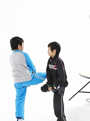 포토 JPG 스튜디오촬영 전신 남자 초등학생 어린이 포즈 하늘색 실내 표정 사람 동양인 소년 두명 세로 친구 운동복 검은색 한국인 닭싸움 남자만 어린이만 소년만 국내포토 학생 옷 컬러 관계 인종 내부 파란색 싸움 파일형식